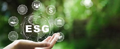 Hand hält virtuelle ESG-Weltkugel Hand hält virtuelle ESG-Weltkugel