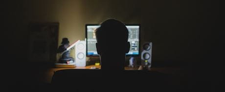 Männer-Silhouette am PC-Bildschirm Männer-Silhouette am PC-Bildschirm