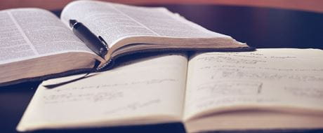 Offene Bücher mit einem Stift in der Mitte
