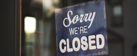 Schild an Tür mit Aufschrift "Soryy we're closed" Schild an Tür mit Aufschrift "Soryy we're closed"