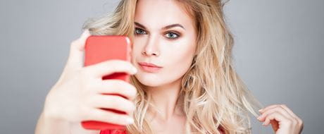 Junge blonde Frau macht Selfie Junge blonde Frau macht Selfie