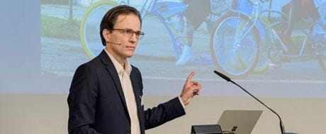 Christian Fichter steht am Rednerpult und hält eine Rede Christian Fichter steht am Rednerpult und hält eine Rede
